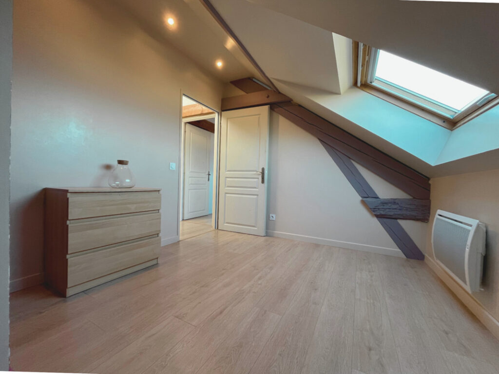 Appartement duplex sur le hauteurs d’Aix les Bains avec belle vue dégagée – 5 pièces – 3 chambres – 93 m²
