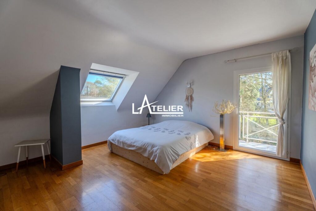 Villa de standing avec jardin luxuriant, intimité préservée – 9 pièces – 7 chambres – 283 m²