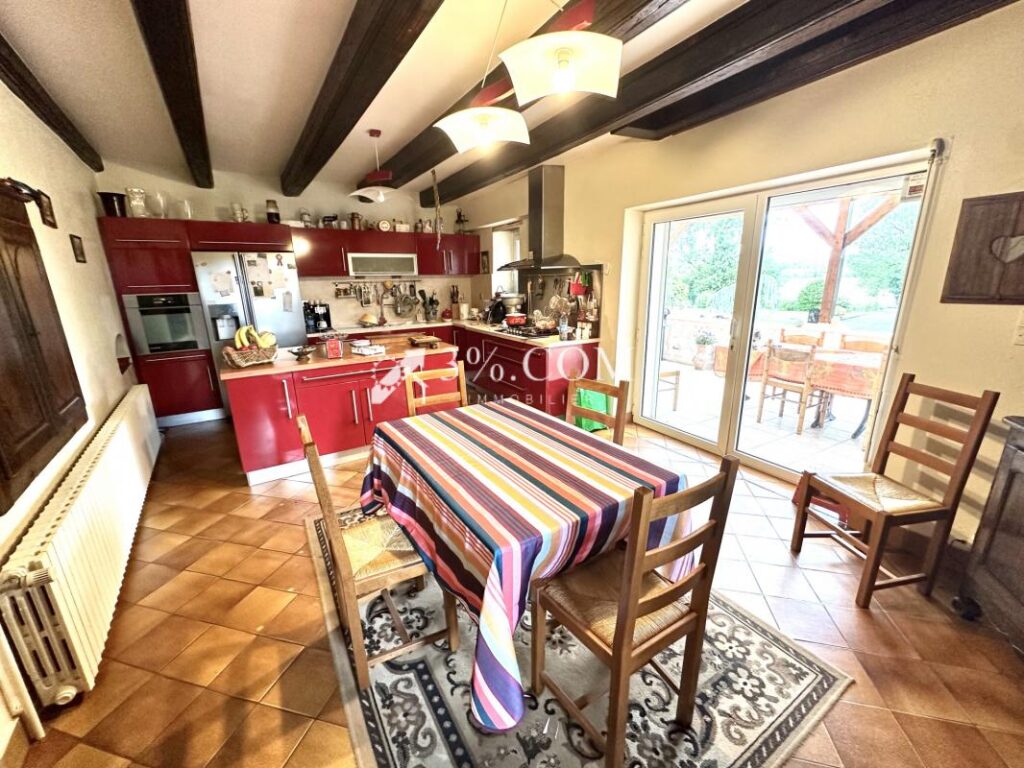 MAISON DE VILLAGE 300 M2 – TERRAIN 8.5 HECTARES – BOX POUR C – 12 pièces – 5 chambres – 300 m²