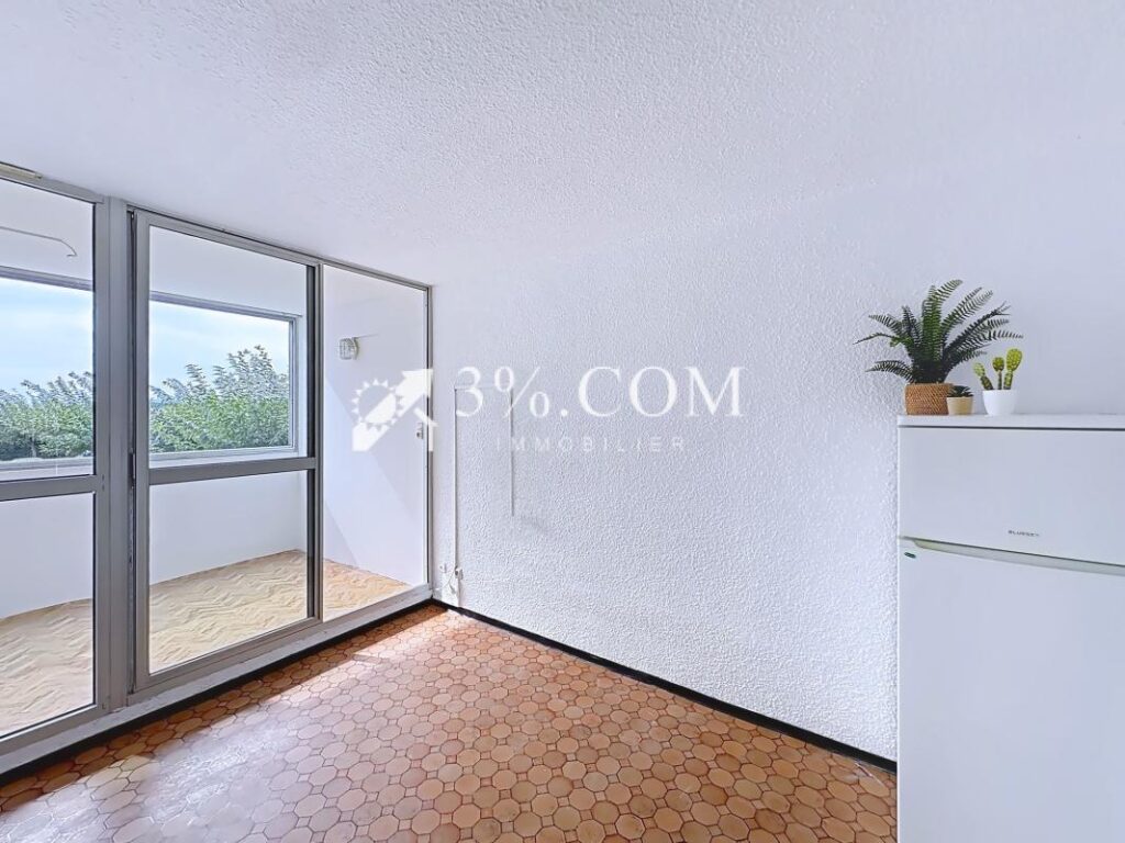 Studio de 27.4 m2 avec loggia, vue sur les Salins, piscine e – 1 pièce – NR chambres – 27 m²
