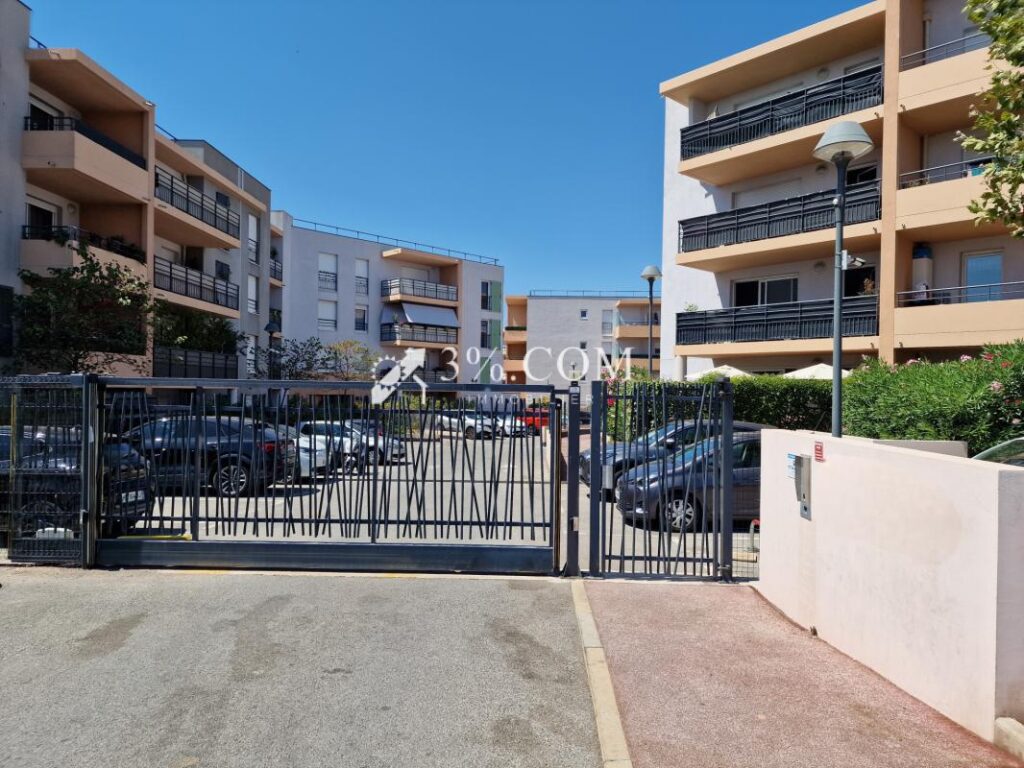 Appartement récent avec piscine et deux parkings – 3 pièces – 2 chambres – 61 m²