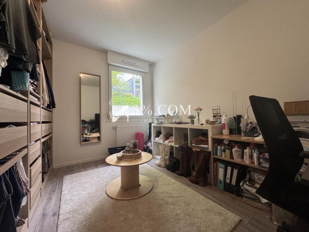 3%COM beau F3 avec terrasse et 2 places de parking- cave – 3 pièces – 2 chambres – 73 m²