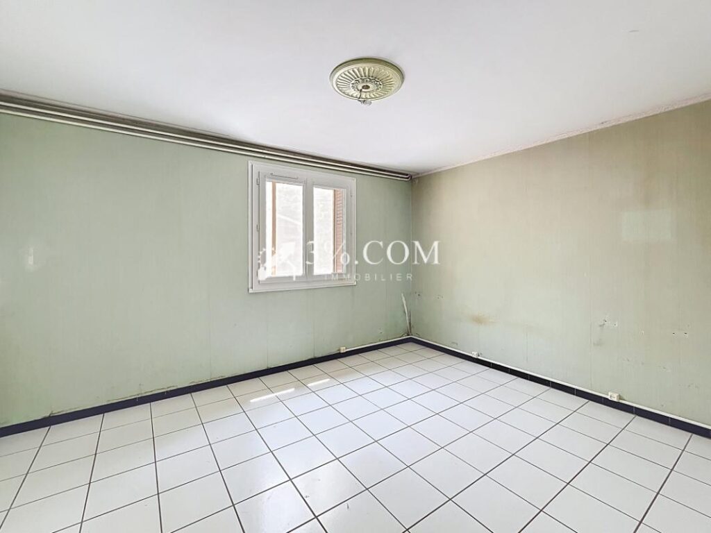 Maison de 104 m2 habitables avec garage proche collège – 5 pièces – 3 chambres – 104 m²