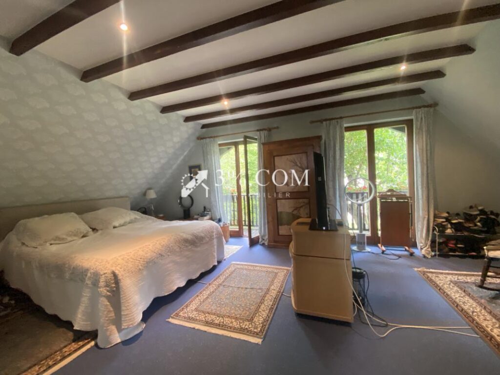 3%COM Belle propriété avec piscine intérieure sur 16 ares – 8 pièces – 5 chambres – 225 m²