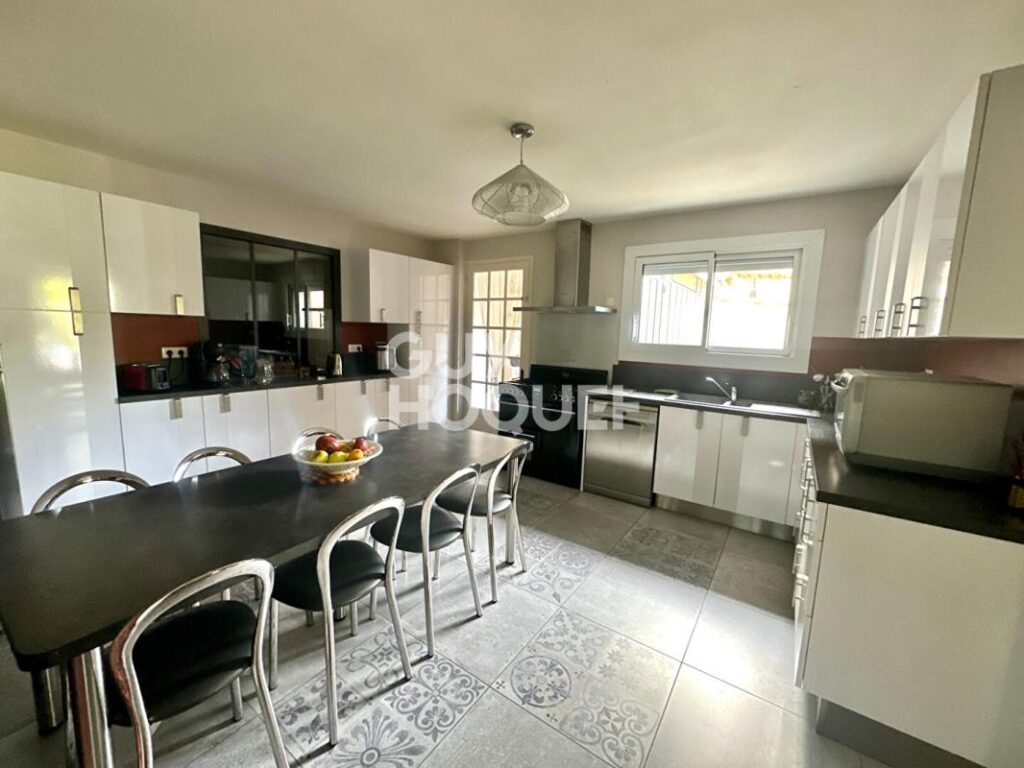 Maison à Foussais-Payré – 5 pièces – 6 chambres – 221 m²