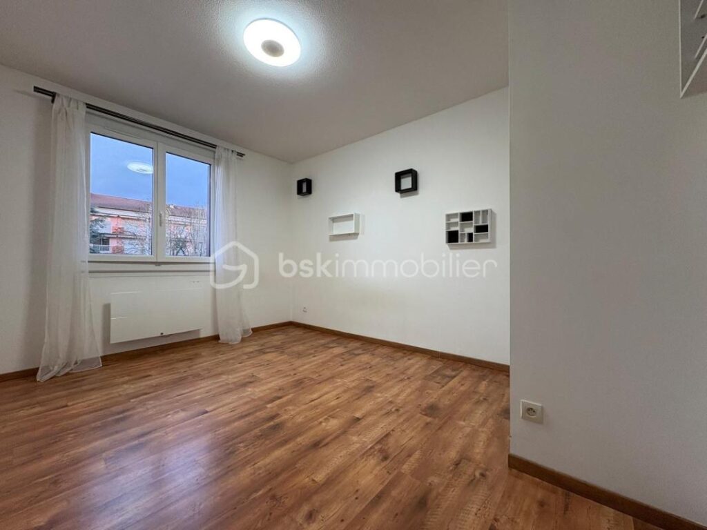 Appartement de type T4 transformé en T3 de 95 m2- Résidence sécurisée avec parc – 3 pièces – 2 chambres – 95 m²