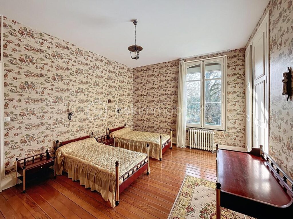 MAISON DE CARACTERE AVEC DEPENDANCE ET PARC ARBORE – 10 pièces – 6 chambres – 335 m²