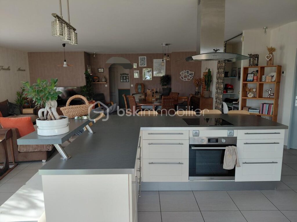 Superbe villa avec vue sur le château de GRIGNOLS – 7 pièces – 5 chambres – 210 m²