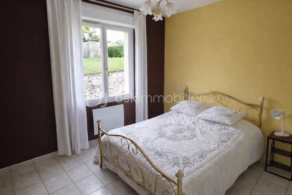 Havre de paix avec vue dégagée sur la campagne – Piscine – Terrain arboré – À 3 min des commerces et 5 min de la gare – 6 pièces – 4 chambres – 152 m²