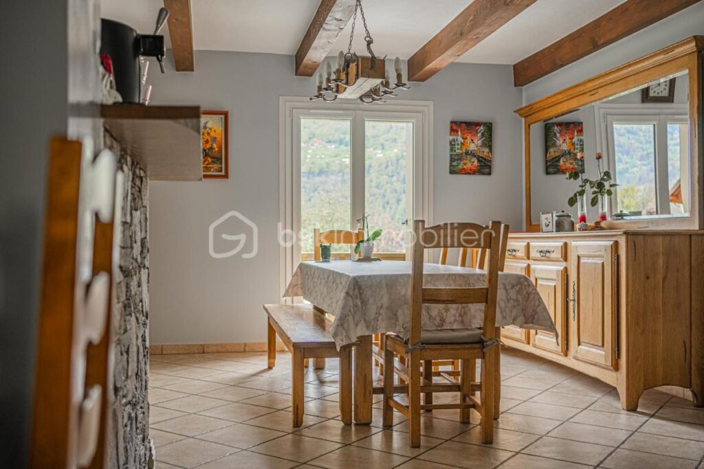 Maison familiale avec studio indépendant et grande véranda – Sallanches – 7 pièces – 4 chambres – 268 m²