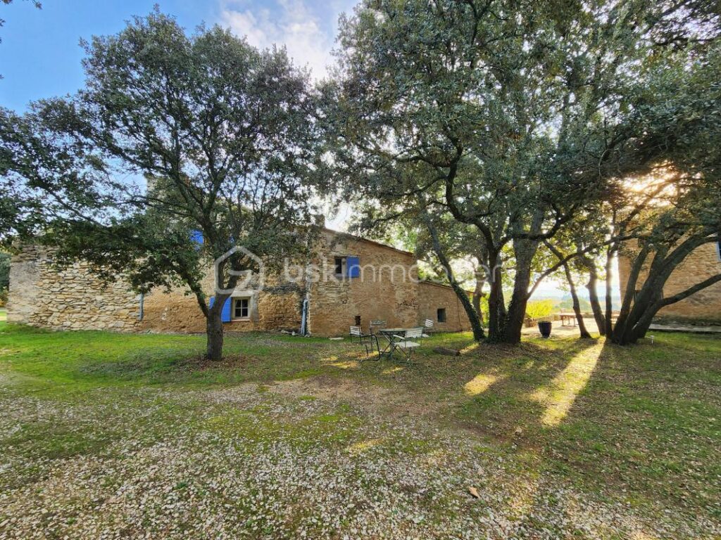 Bâtisse en pierres du 16ème siècle avec vue imprenable sur la Sainte-Victoire, proche de Lourmarin – 13 pièces – 6 chambres – 400 m²