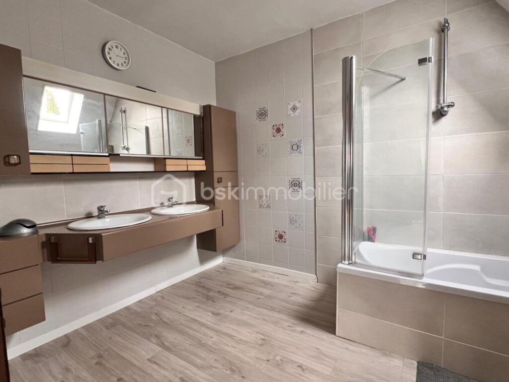 Propriété dans un environnement boisé – 8 pièces – 6 chambres – 236 m²