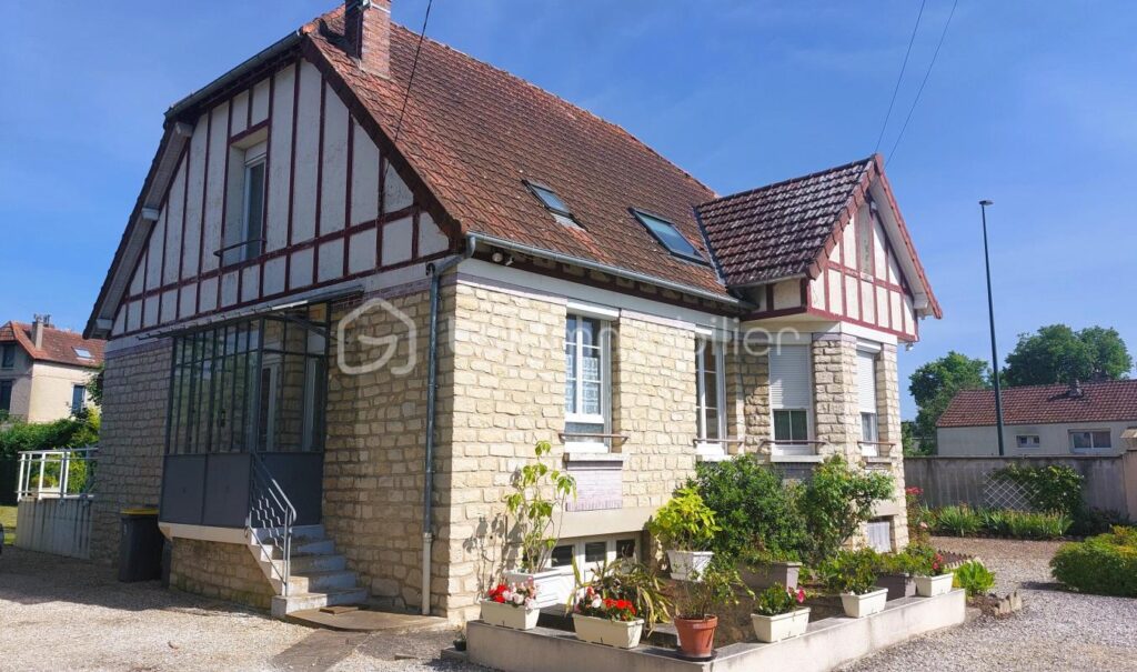 Belle maison sénonaise au charme authentique – 7 pièces – 4 chambres – 172 m²