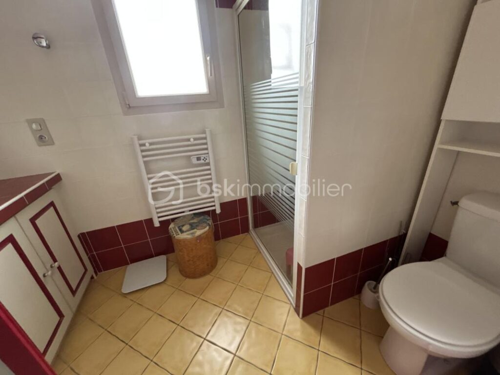 BELLE MAISON SUR SOUS SOL SEMI ENTERRE – BONNES PRESTATIONS – 4/5 CHAMBRES- – 6 pièces – 4 chambres – 134 m²