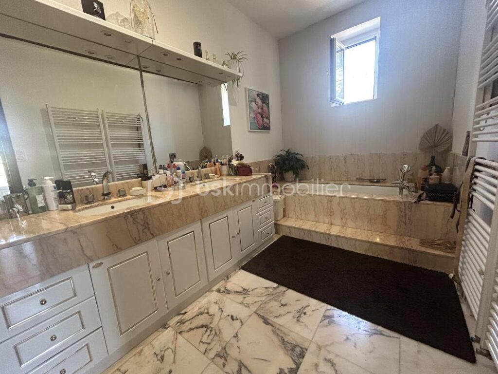 MAGNIFIQUE PROPRIÉTÉ EN PIERRES – DEPENDANCE- PISCINE – GARAGE – 8 pièces – 6 chambres – 297 m²