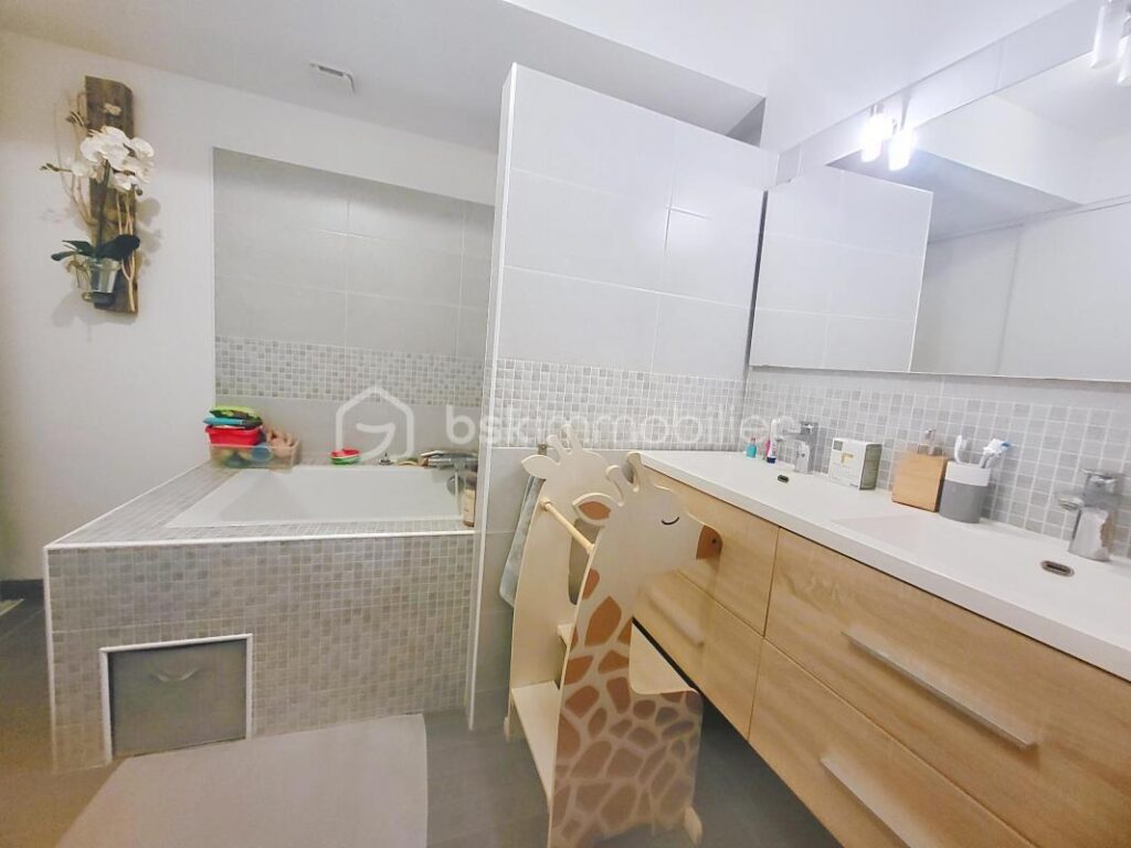 MAISON EN PIERRE- 4 CHAMBRES-JARDIN-PISCINE-GARAGE – 7 pièces – 4 chambres – 192 m²