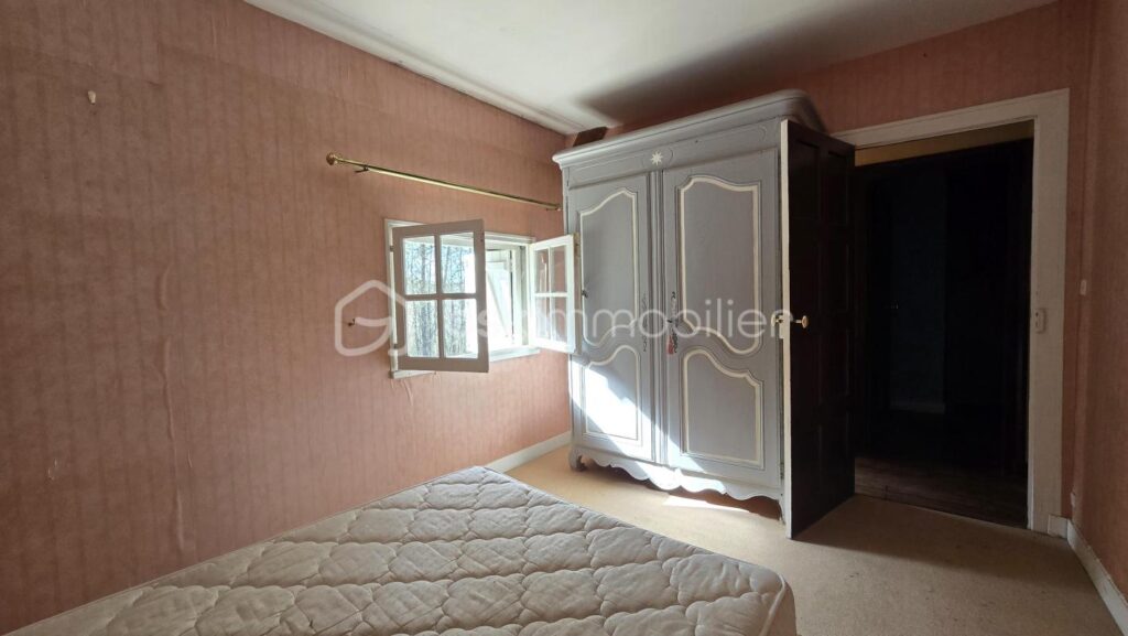 Ensemble immobilier, maison de 178 m², maisonnette, granges, petits toits, terres et étang – 5 pièces – 4 chambres – 178 m²