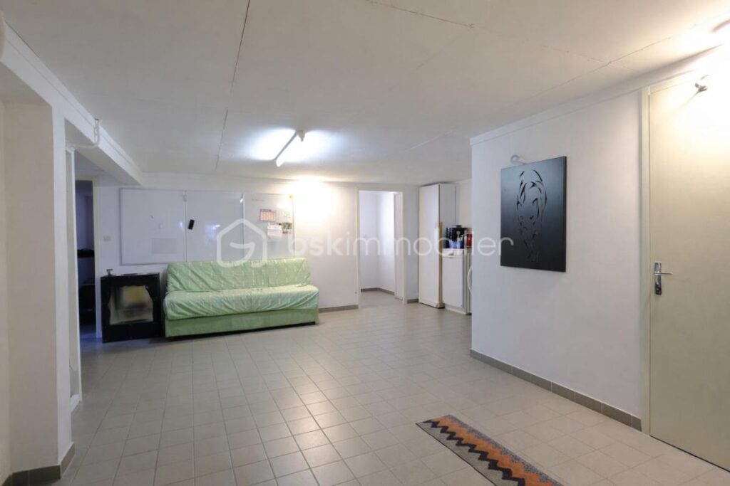 Maison avec piscine sur 2000 m² de terrain – Quincieux – 8 pièces – 7 chambres – 193 m²