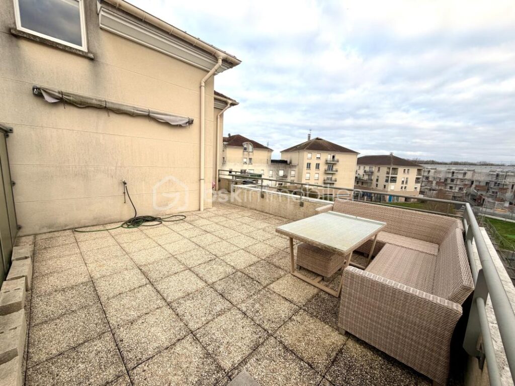 EN EXCLUSIVITÉ – DUPLEX AVEC GRANDE TERRASSE ET DOUBLE GARAGE – 4 pièces – 3 chambres – 77 m²