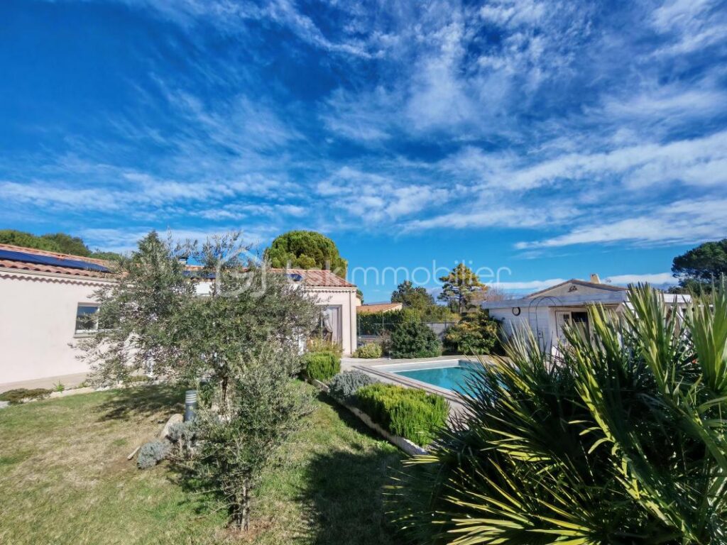 Villa récente de plain-pied avec piscine et vue dégagée – Bourg-Saint-Andéol – 5 pièces – 4 chambres – 126 m²