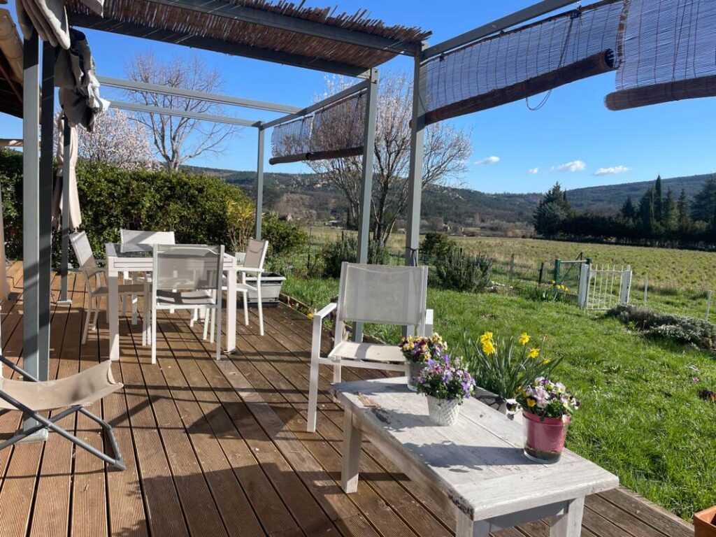 Très jolie maison mitoyenne, de plain pied, 2 chambres, de 100 m2 à 04230 St Etienne les Orgues – 4 pièces – 2 chambres – 100 m²