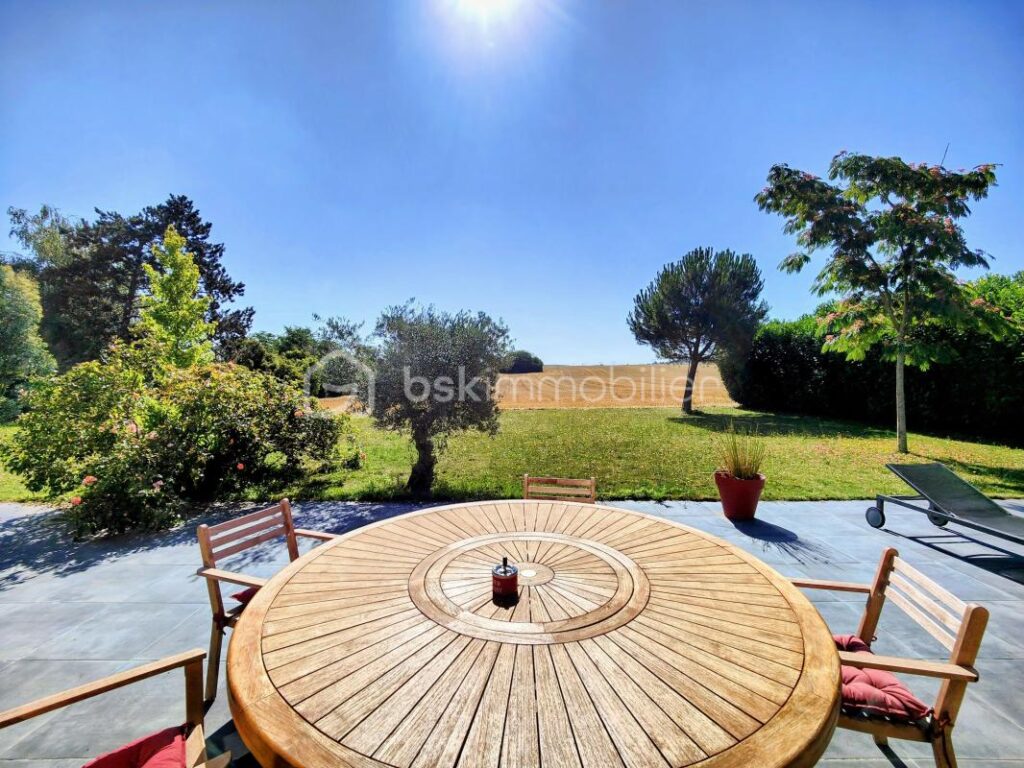 Maison av jardin arboré vue dégagée et sous-sol total ! – 10 pièces – 4 chambres – 239 m²