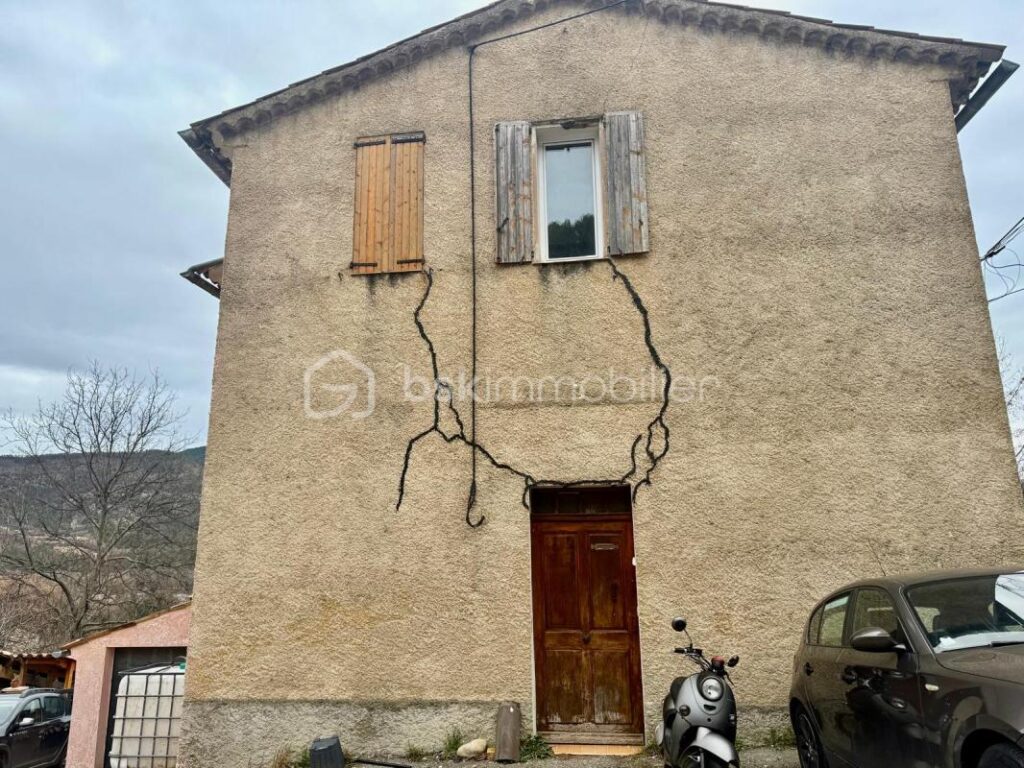 À VENDRE – VILLA 106 M² AVEC GARAGE + 2 APPARTEMENTS – À MEZEL – PRIX 338 000 € – 3 pièces – 2 chambres – 106 m²