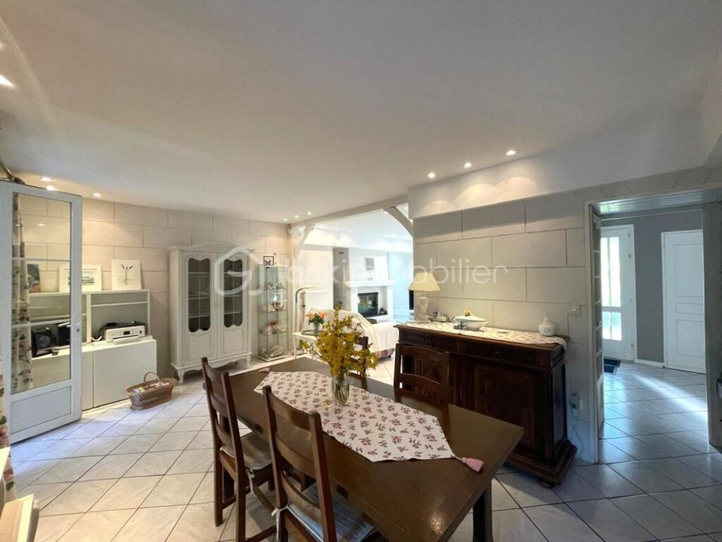 Maison de 164 m² avec piscine – CHEILLE – 7 pièces – 5 chambres – 164 m²