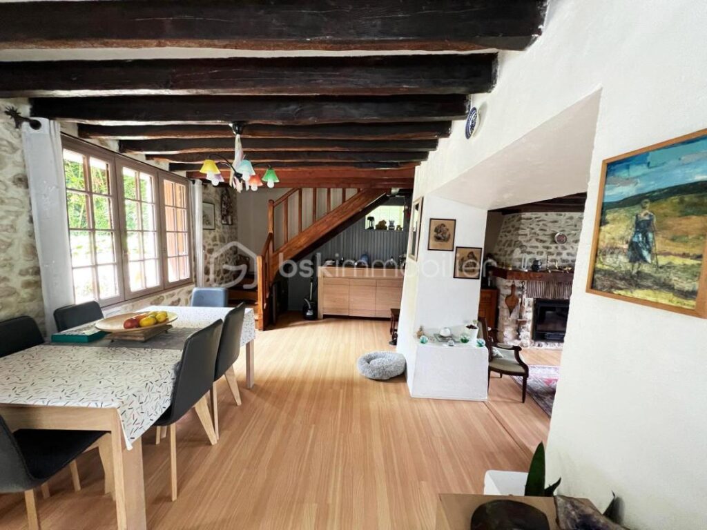 Maison de caractère de 130m2 sur jardin paysagé de 650m2 au Coeur du VEXIN – 7 pièces – 3 chambres – 130 m²