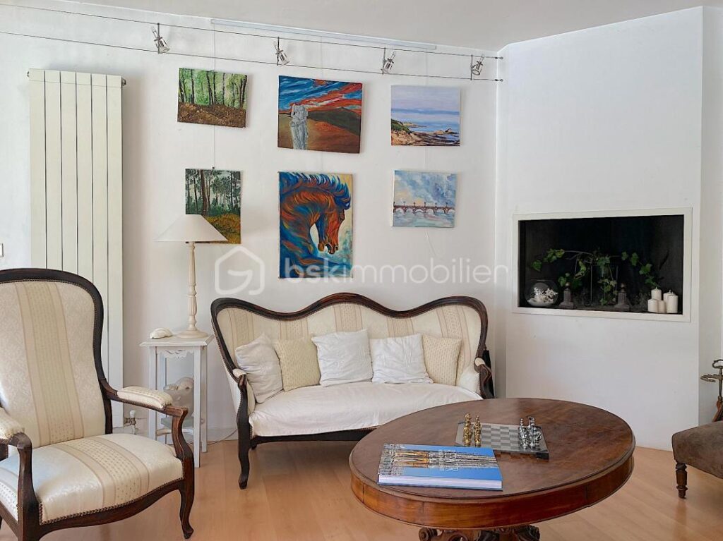 Maison avec 4/5 chambres + un studio indépendant + une piscine !!! De l’espace, du calme et du charme !!! – 8 pièces – 5 chambres – 215 m²