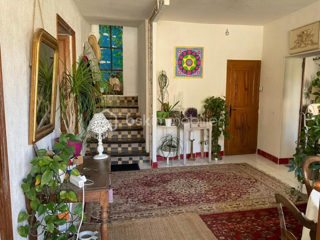 Magnifique demeure et ses dépendances située sur un terrain entretenu et joliment arboré – 6 pièces – 4 chambres – 154 m²