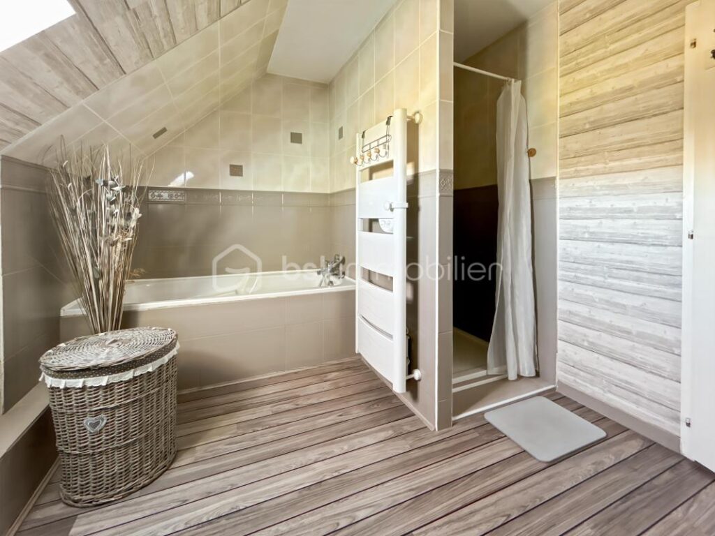 Maison familiale avec 5 chambres, véranda, jardin et prestations modernes – Proche gare de Sens – 7 pièces – 5 chambres – 179 m²