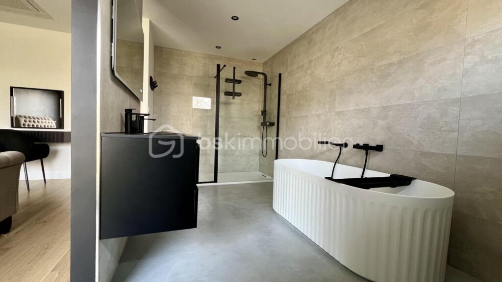 Maison cubique individuelle avec piscine – 7 pièces – 4 chambres – 245 m²