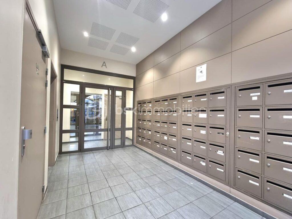 APPARTEMENT AU PIED DE LA GARE_ 2 PIÈCES AVEC GRANDE TERRASSE_ PLACE DE PARKING ! – 2 pièces – 1 chambre – 44 m²