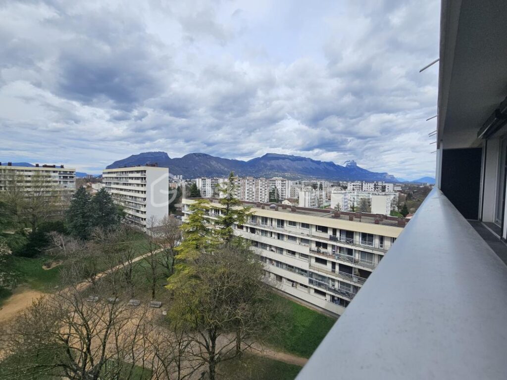 T3 lumineux en étage élevé avec balcon, vue dégagée et place de parking privative – 4 pièces – 3 chambres – 72 m²