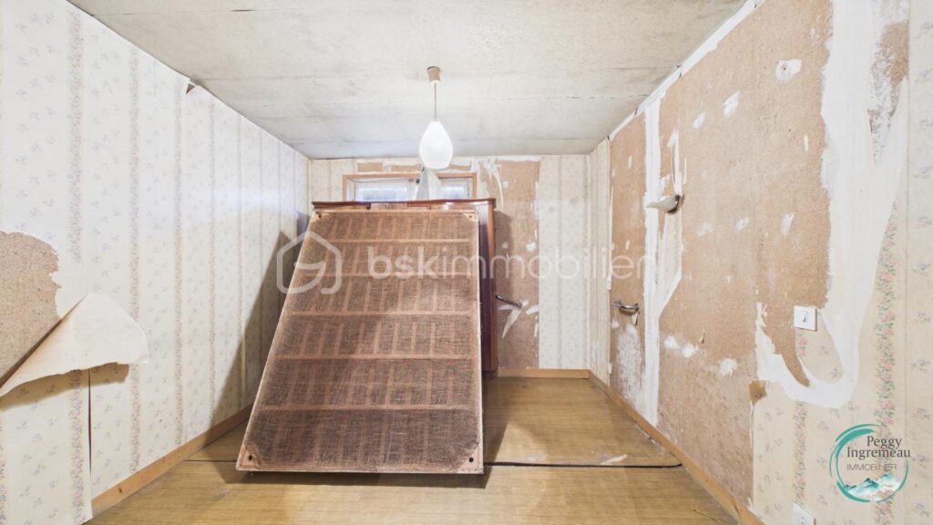 Maison individuelle à rénover – Fort potentiel – Cluses – 6 pièces – 5 chambres – 226 m²