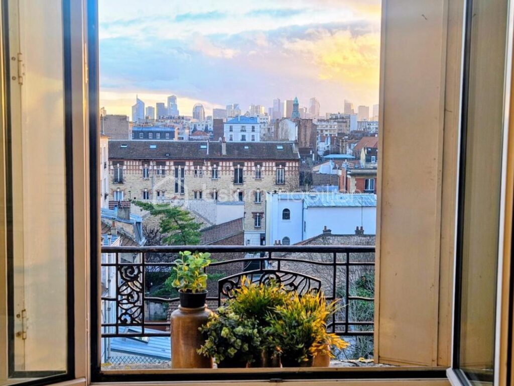 DERNIER ETAGE AVEC BALCON ET VUE SPECTACULAIRE SUR PARIS ET LA DEFENSE – 3 pièces – 2 chambres – 59 m²