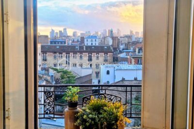 DERNIER ETAGE AVEC BALCON ET VUE SPECTACULAIRE SUR PARIS ET LA DEFENSE – 3 pièces – 2 chambres – 59 m²