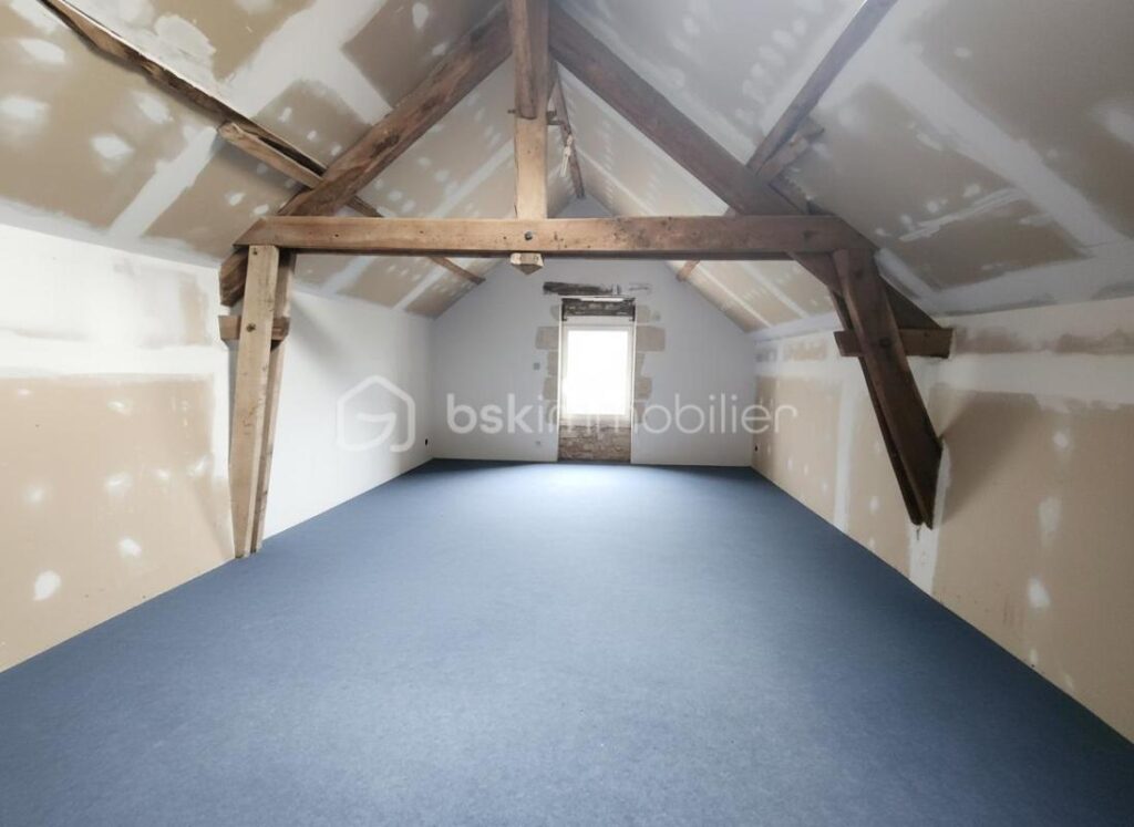 🏡 Maison de caractère – 191 m² – Centre de Mirebeau – 4 chambres, grange et cave – 7 pièces – 4 chambres – 191 m²