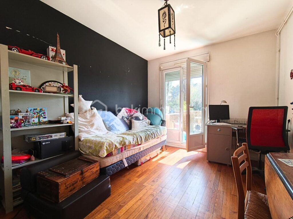 T4 traversant avec balcon plein sud – un potentiel à révéler au cœur de Neuville-sur-Saône – 4 pièces – 3 chambres – 79 m²