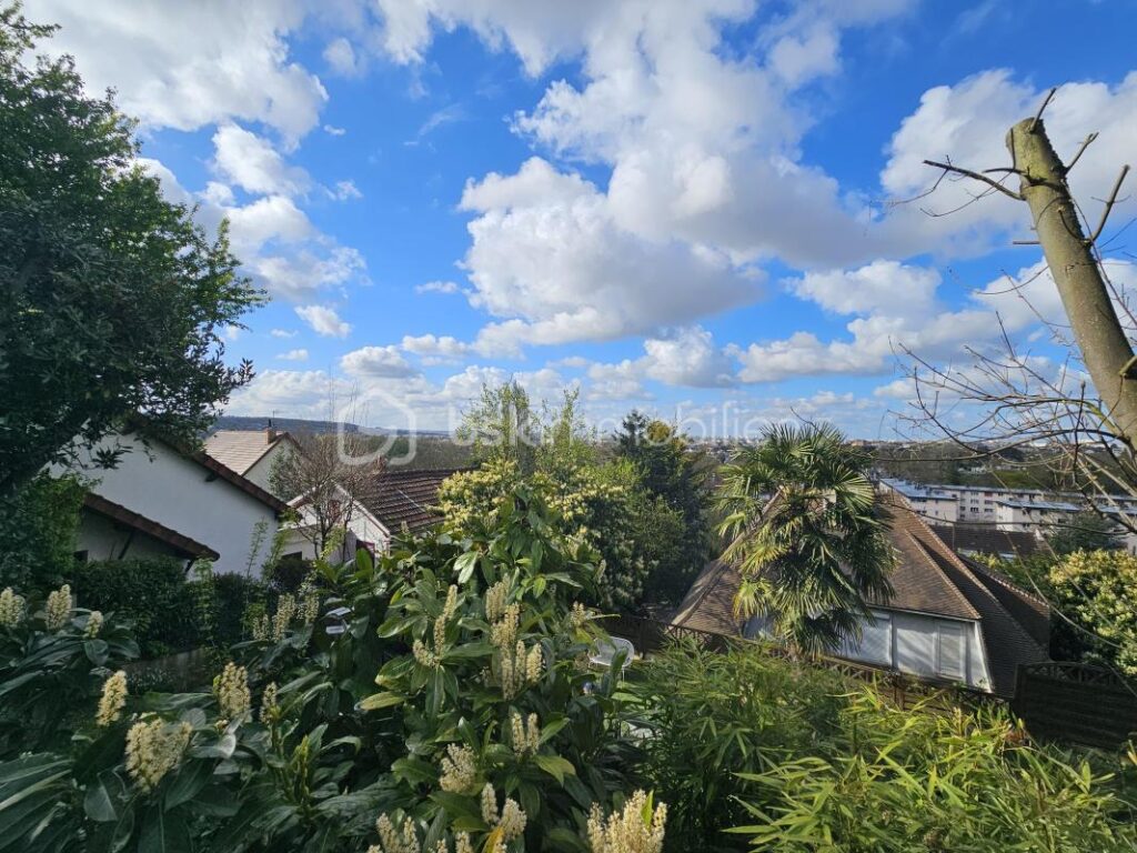 Champigny-sur-Marne (Coteaux) : Un potentiel brut avec vue sur la Tour Eiffel – 4 pièces – 3 chambres – 76 m²