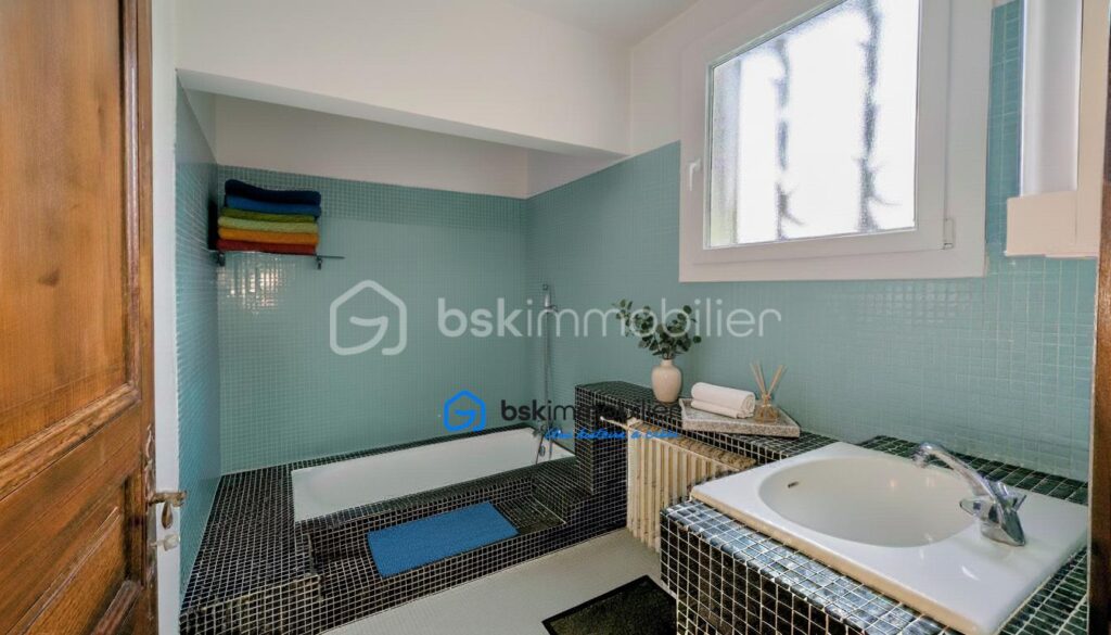 Exceptionnel ! Rare sur le secteur. Villa au cœur des Alpilles, jardin, piscine, terrain clôturé – 5 pièces – 4 chambres – 148 m²