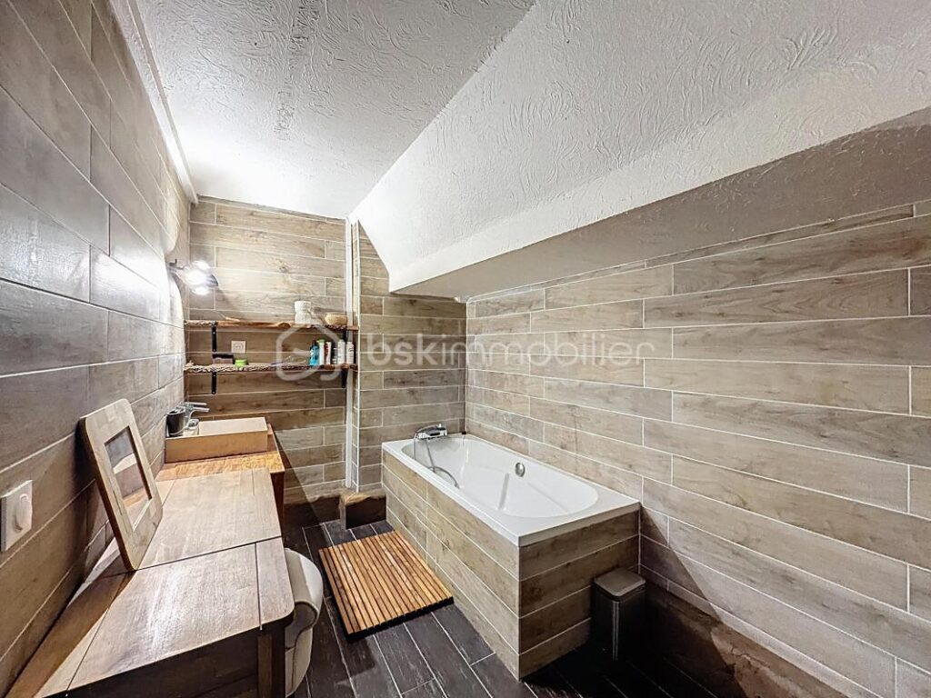 Maison Briarde de Caractère • 173 m² habitables • 2 200 m² de terrain • Entièrement rénovée – 7 pièces – 5 chambres – 173 m²