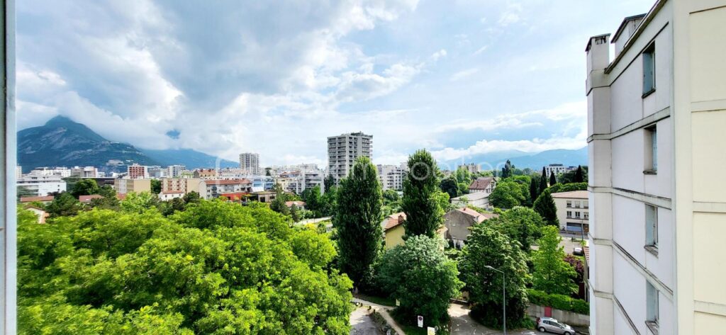 Vue dégagée en triple exposition au cœur de toutes les commodités – 3 pièces – 2 chambres – 70 m²