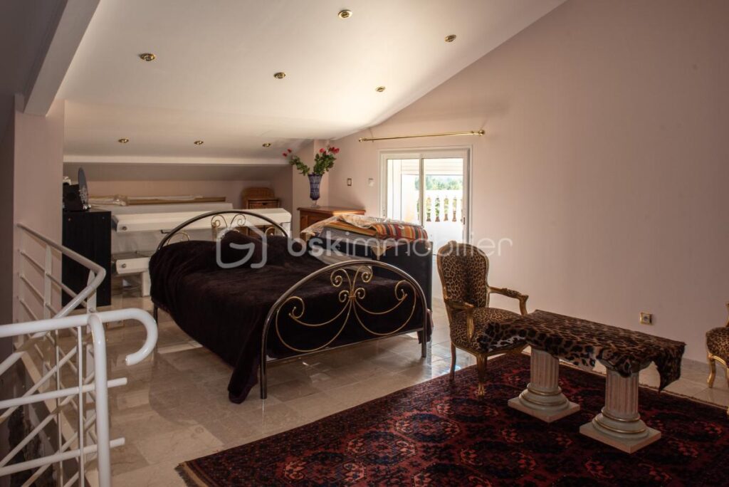 Villa, Gîte & 900 m² de Hangars à aménager – 16 pièces – 7 chambres – 340 m²