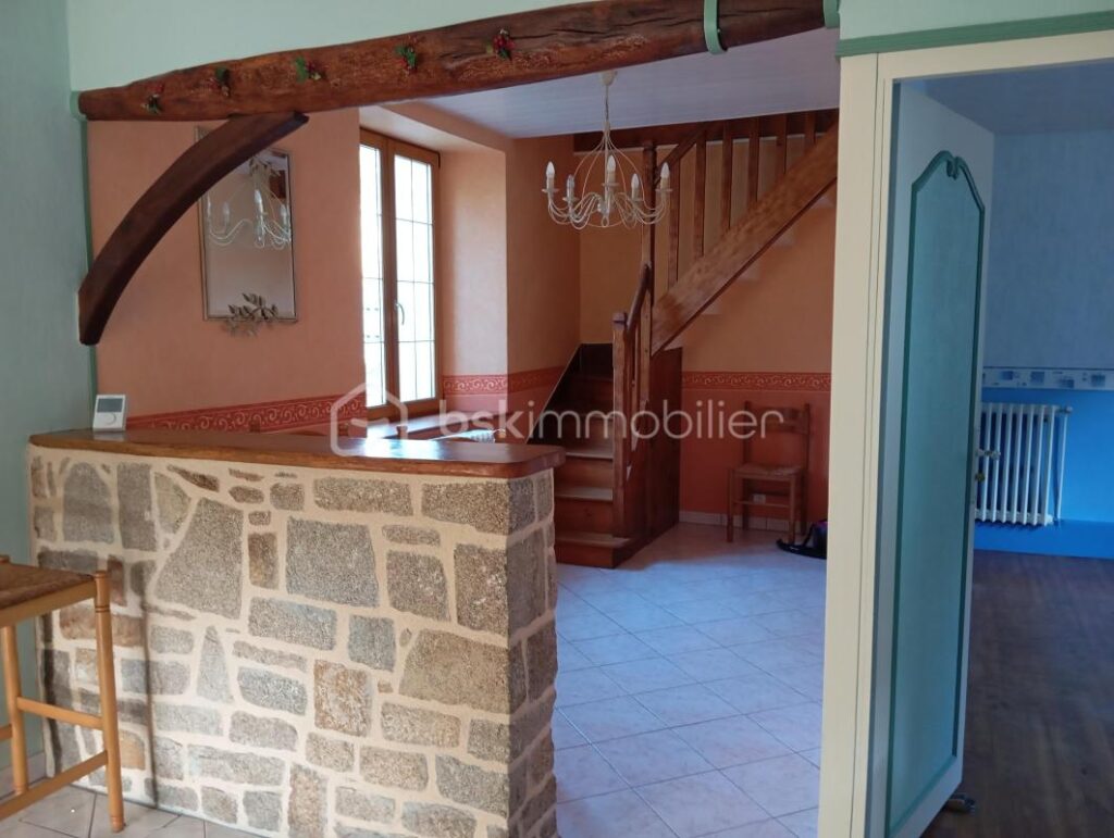 Maison habitable ** bourg callac** terrain**dépendances – 4 pièces – 2 chambres – 53 m²