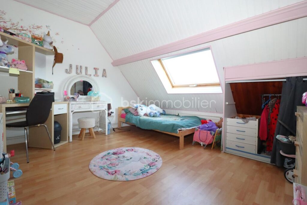 Grande maison aux beaux volumes (8 pièces 175m²) 5 ou 6 chambres avec sous-sol total (85m²) – 8 pièces – 6 chambres – 175 m²