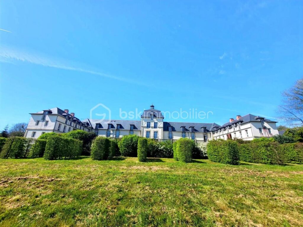 BADEN – GOLFE DU MORBIHAN – SUPERBE T2 MEUBLE – 4 COUCHAGES – PISCINE – DEUX BALCONS – 2 pièces – 1 chambre – 41 m²