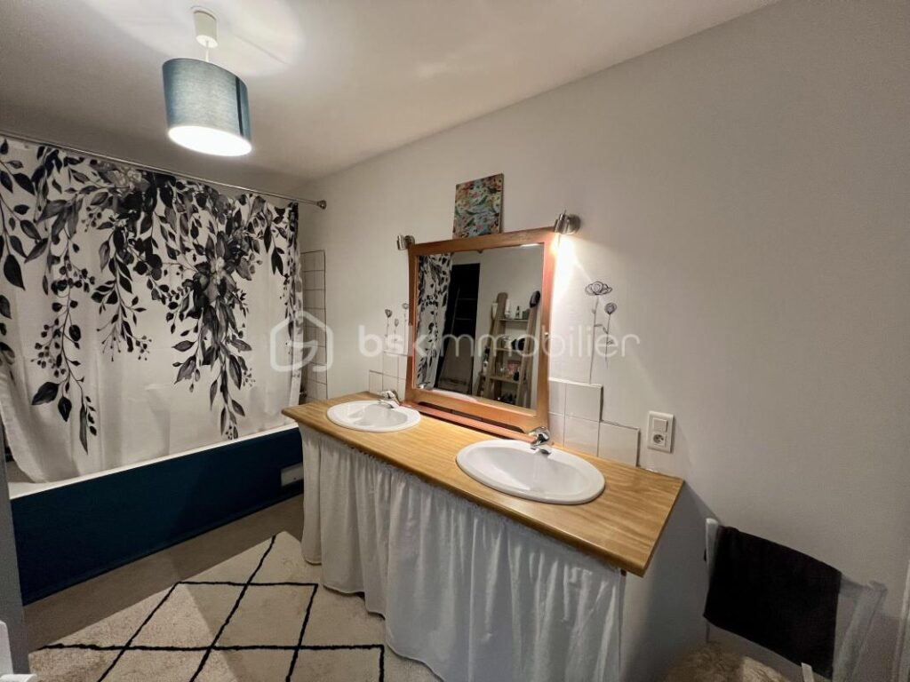 A vendre maison avec petit commerce libre de toute occupation – 5 pièces – 3 chambres – 172 m²