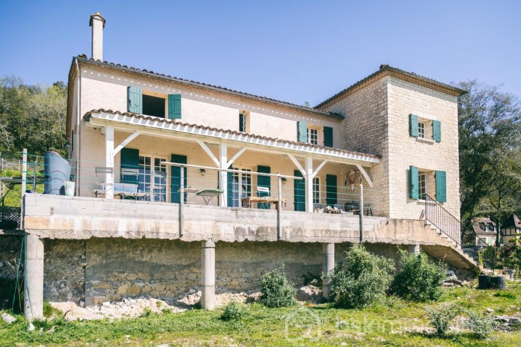 Grande maison lumineuse de 252m² – 7 pièces – 5 chambres – 252 m²